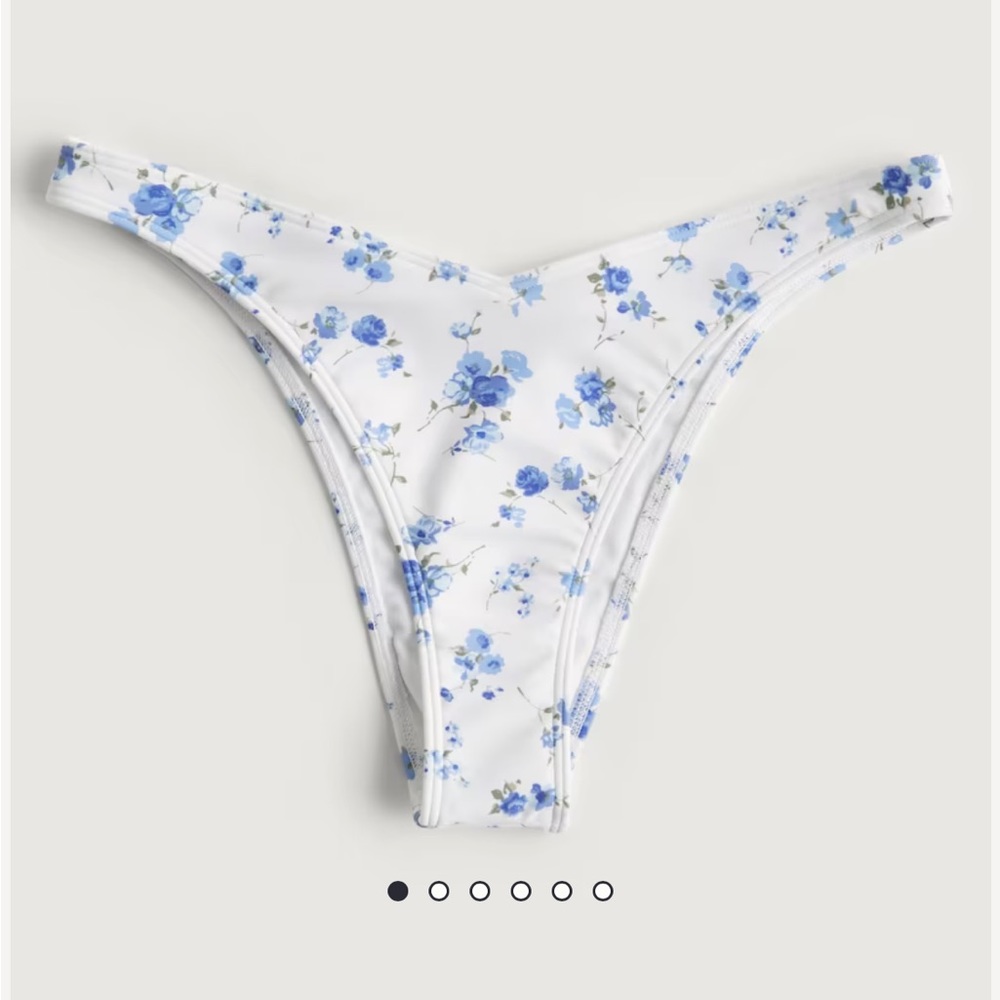 Hollister Women's Ruffle Triangle
Bikini Top and matching bottoms - Picture 4 of 5